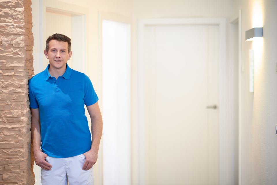 Zahnarzt Jürgen Kornexl in seiner Praxis in Röhrnbach